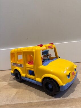 Vintage Early 2000’s Fisher-Price Yellow Toy School Bus with 3 Figures